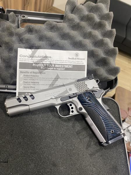 Smıth wesson performance center 1911 45 cal. 